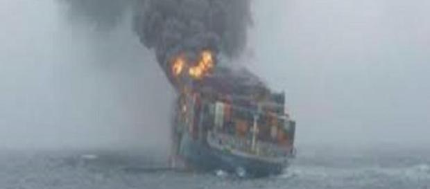 Tuna-1, la nave turca in fiamme Tuna-1, la nave turca in fiamme