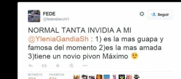 Tweet superficial que alude al buen cuerpo y fama Tweet superficial que alude al buen cuerpo y fama
