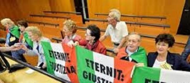 Cittadini di Casale Monferrato al processo eternit Cittadini di Casale Monferrato al processo eternit