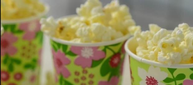 Comer pipoca é uma delícia Comer pipoca é uma delícia