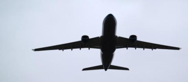 Imagen de un avión despegando Imagen de un avión despegando