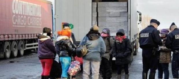 Imigranți agresați de polițiștii francezi Imigranți agresați de polițiștii francezi