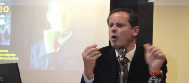 José Rodrigues dos Santos é jornalista e escritor. José Rodrigues dos Santos é jornalista e escritor.