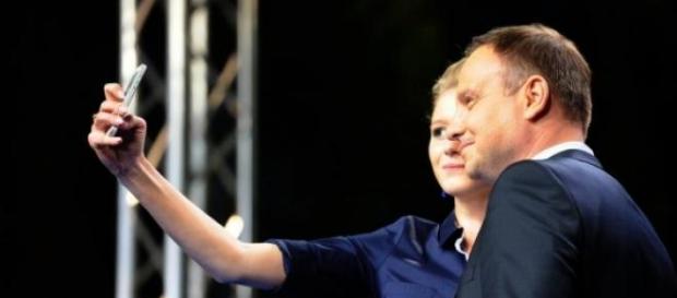 Kinga Duda z ojcem w trakcie robienia selfie Kinga Duda z ojcem w trakcie robienia selfie