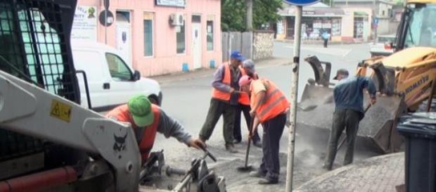 Muncitorii asfalteze o strada din sectorul 6 Muncitorii asfalteze o strada din sectorul 6