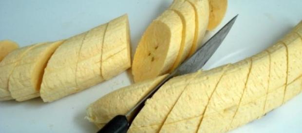 Plátano sin piel y cortado a trozos Plátano sin piel y cortado a trozos