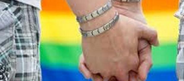 Un couple homosexuel se tenant la main Un couple homosexuel se tenant la main