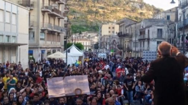 Il vescovo Staglianò sul palco