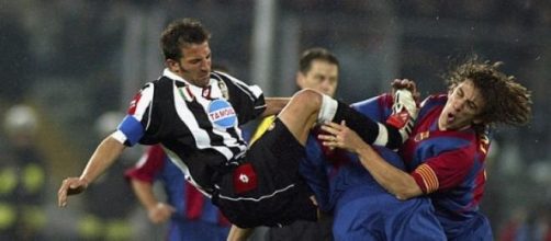 Del Piero y Puyol disputando el balón. 