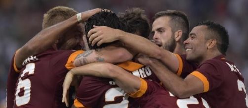 I giallorossi festeggiano la rete appena siglata 