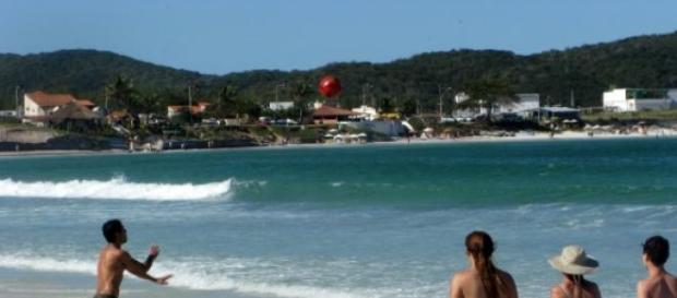 A praia é um lugar de alegria e movimento. A praia é um lugar de alegria e movimento.