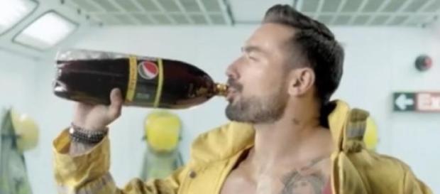 Ezequiel Lavezzi levanta suspiros en un nuevo spot Ezequiel Lavezzi levanta suspiros en un nuevo spot