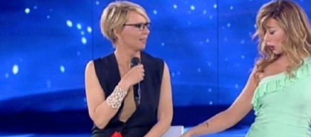 La De Filippi e la Raffaele mentre imita Belen. La De Filippi e la Raffaele mentre imita Belen.