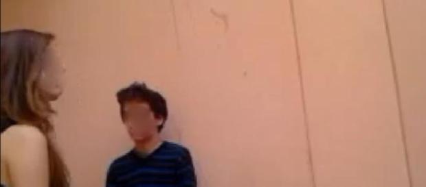 O vídeo mostra violência física e psicológica. O vídeo mostra violência física e psicológica.