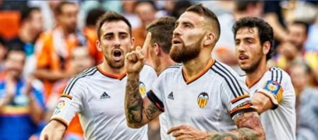 Otamendi celebra un gol en Mestalla Otamendi celebra un gol en Mestalla