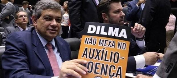 Deputado Pestana do PSDB mostra cartaz na votação Deputado Pestana do PSDB mostra cartaz na votação