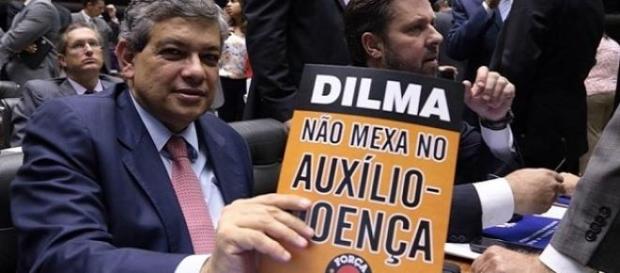 Deputado Pestana do PSDB mostra cartaz na votação Deputado Pestana do PSDB mostra cartaz na votação