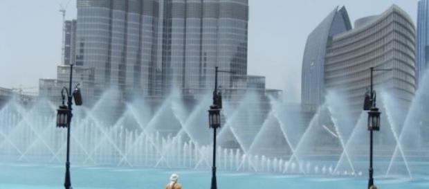 Fonte no Dubai Mall, localizada no Dubai Fonte no Dubai Mall, localizada no Dubai