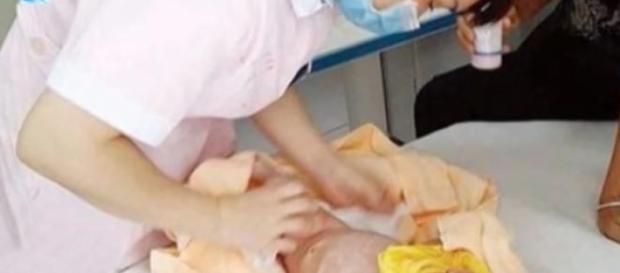 Le bébé retrouvé vivant. Capture écran Youtube Le bébé retrouvé vivant. Capture écran Youtube