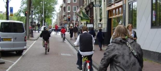 Na Holanda, circulam milhões de ciclistas por dia Na Holanda, circulam milhões de ciclistas por dia