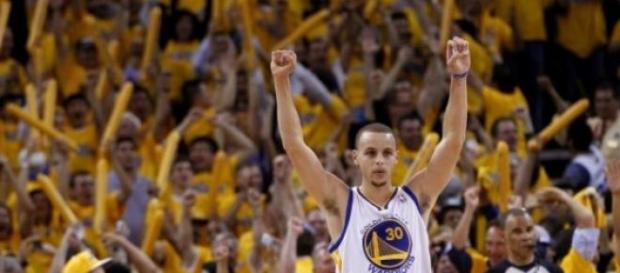 Stephen Curry celebrando la victoria Stephen Curry celebrando la victoria