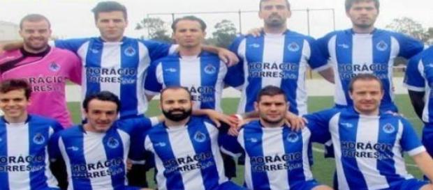 Toninho, terceiro em cima, joga de azul e branco. Toninho, terceiro em cima, joga de azul e branco.
