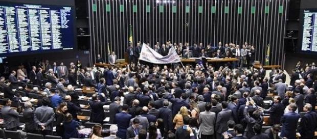 Tumulto na câmara para votação do ajuste fiscal Tumulto na câmara para votação do ajuste fiscal