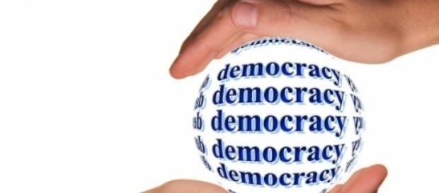 Viver em democracia não dá liberdade para roubar Viver em democracia não dá liberdade para roubar