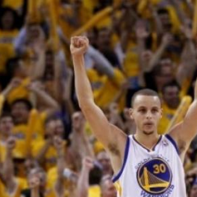 Stephen Curry celebrando la victoria