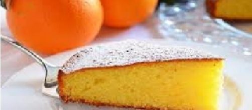 Fetta di torta all'arancia