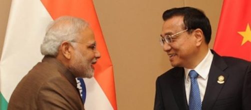 Il saluto tra il premier indiano e quello cinese. 