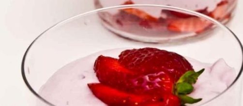 Il semifreddo con panna, fragole e pasta sfoglia