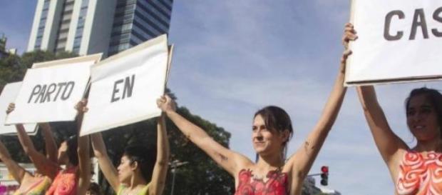 Les femmes étaient seins nus à la manifestation. Les femmes étaient seins nus à la manifestation.