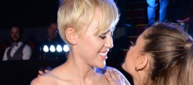 Miley Cyrus y Ariana Grande. Miley Cyrus y Ariana Grande.