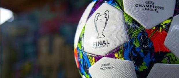 Oficjalna piłka Ligi Mistrzów 2014/2015 Oficjalna piłka Ligi Mistrzów 2014/2015