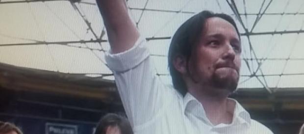 Pablo Iglesias con el puño en alto en un mitin Pablo Iglesias con el puño en alto en un mitin