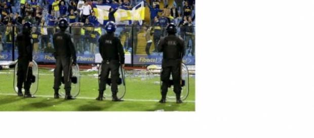 Policias de la Federal controlando a hinchas Policias de la Federal controlando a hinchas
