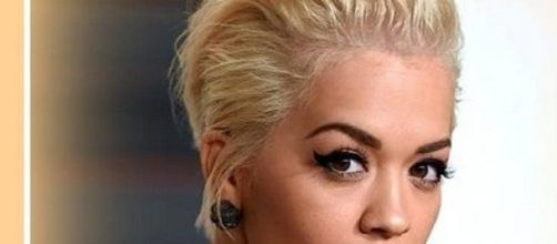 Rita Ora, capelli corti all'indietro