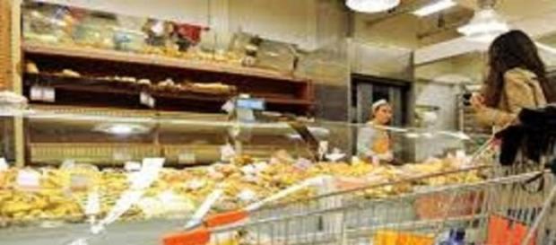 Clienti di un super mercato. Clienti di un super mercato.