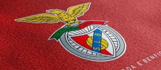 Jogador do Benfica recebe prémio. Jogador do Benfica recebe prémio.