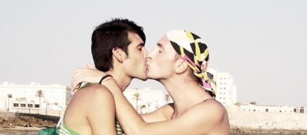 Tant de haine pour un baiser entre hommes. Tant de haine pour un baiser entre hommes.
