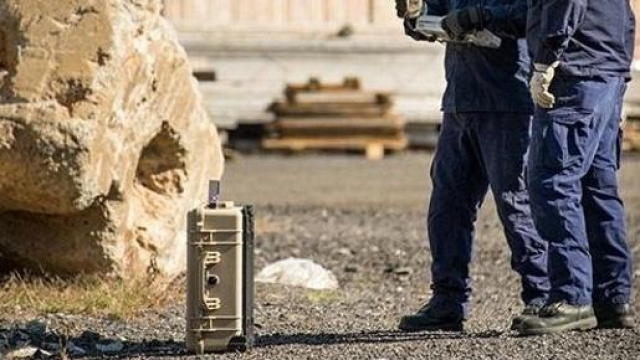 Operatori in Nepal con valigetta FINDER