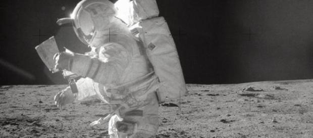 Astronautul american pasind pe Luna Astronautul american pasind pe Luna
