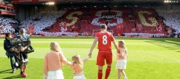 Gerrard en el césped de Anfield por última vez Gerrard en el césped de Anfield por última vez