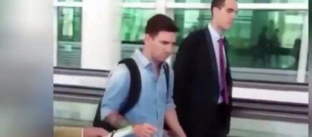 Messi ignoruje staruszka proszącego o autograf. Messi ignoruje staruszka proszącego o autograf.