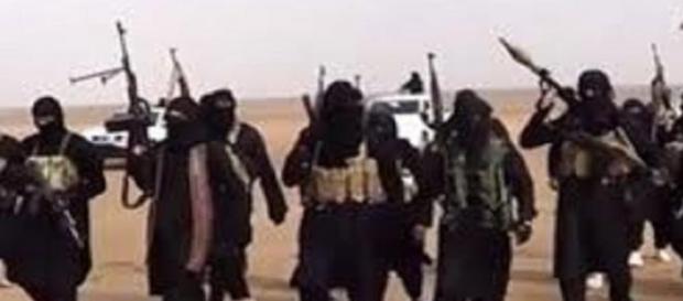 Terroristi dell'Isis armadi di razzi Rpg. Terroristi dell'Isis armadi di razzi Rpg.