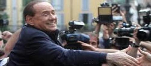 Silvio Berlusconi saluta i fans.