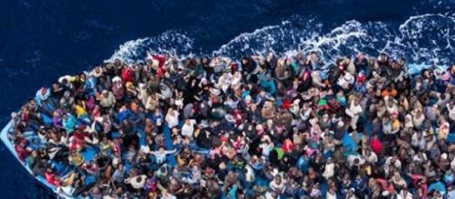 Uno dei tanti barconi carichi di immigrati