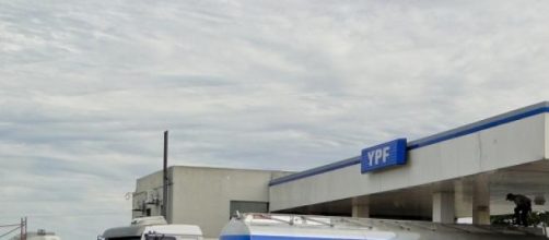 Un camión de YPF provee combustible 