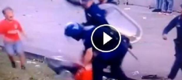 Criança vê o próprio pai ser agredido por polícia Criança vê o próprio pai ser agredido por polícia